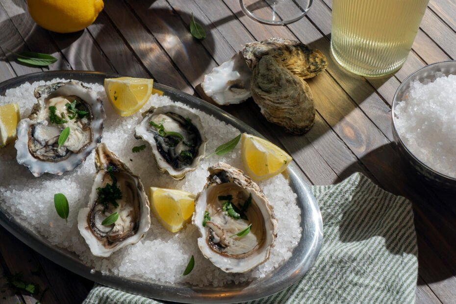 plato-de-ostras-con-citricos-y-cubitos-de-hielo